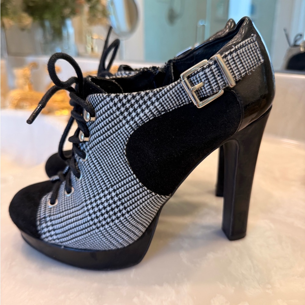 Gianna Bini platform heel booties featuring a black and white plaid print Sz 6.5 - Picture 3 of 12
